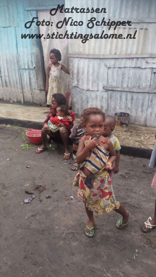 stichtingsalome-Kinderen in achterbuurt Kinshasa.jpg
