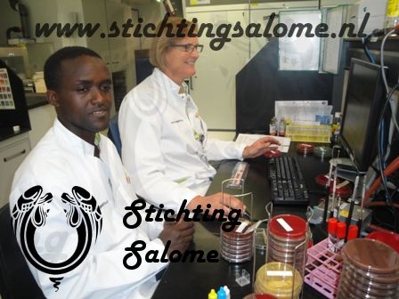 stichtingsalome-Bernard tijdens zijn stage in het Medisch Microbiologisch Laboratorium.jpg